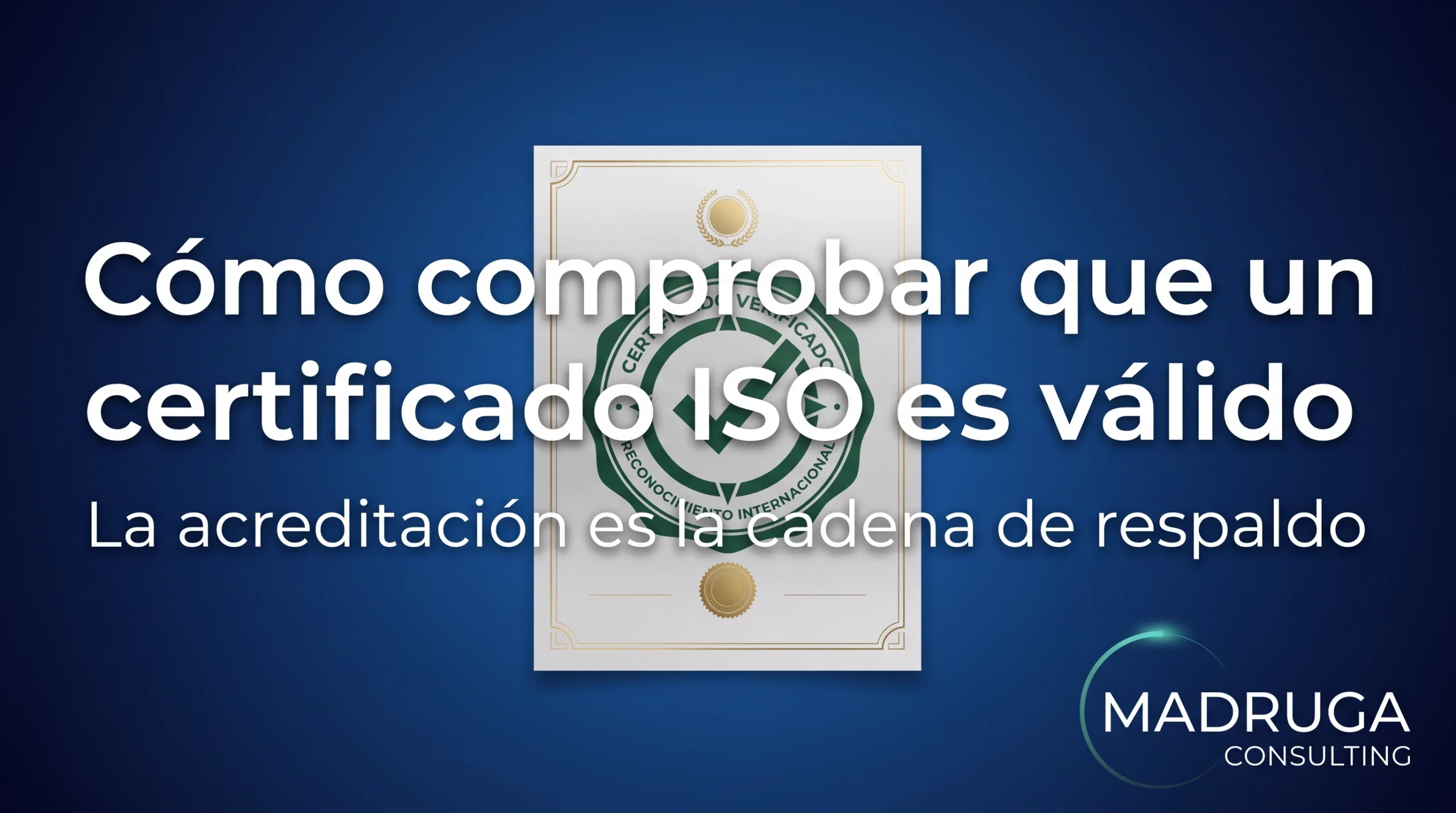 Manos cotejando un certificado con sello en relieve contra el registro público de un organismo de acreditación.